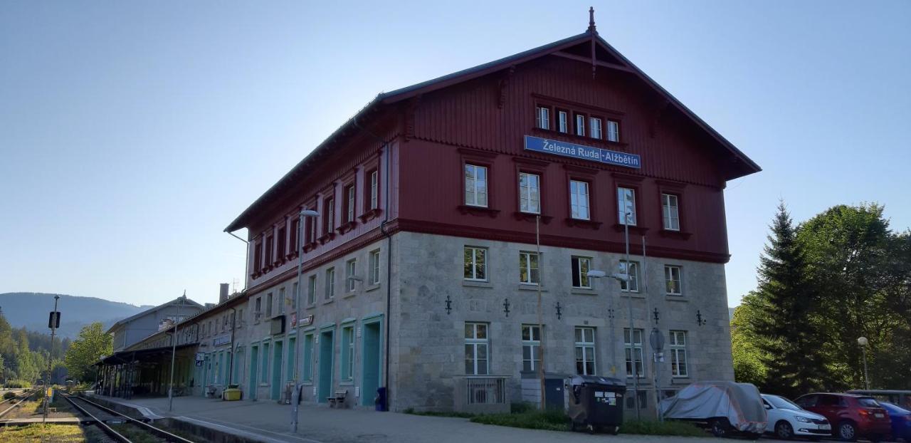 Dopravna Alzbetin Aparthotel Zelezna Ruda Bagian luar foto